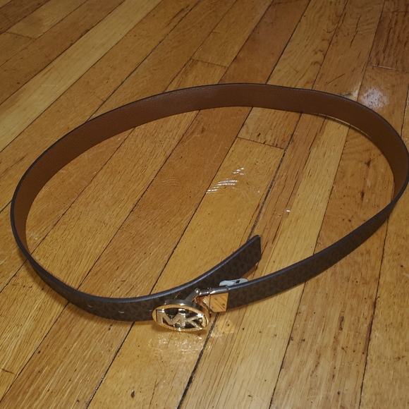 Michael Kors Logo Signature Monogram Twist Reversible Belt - Picture 2 of 4